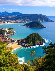 Obraz premium Panoramic coastal view of a Spanish town nestled beside a bay