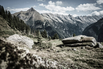 Berglandschaft mit rieseigen Felsen und Weitblick