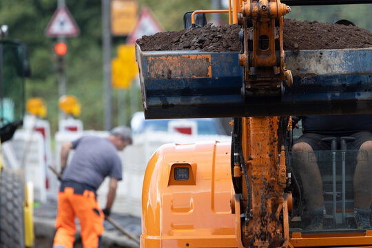 Bauarbeiten, Bauarbeiter arbeiten an einer Baustelle im Stra&szlig;enbau