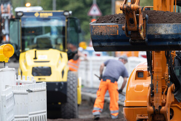 Bauarbeiten, Bauarbeiter arbeiten an einer Baustelle im Stra&szlig;enbau