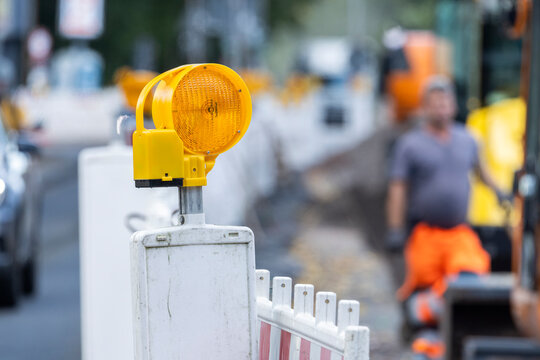 Bauarbeiten, Bauarbeiter arbeiten an einer Baustelle im Stra&szlig;enbau