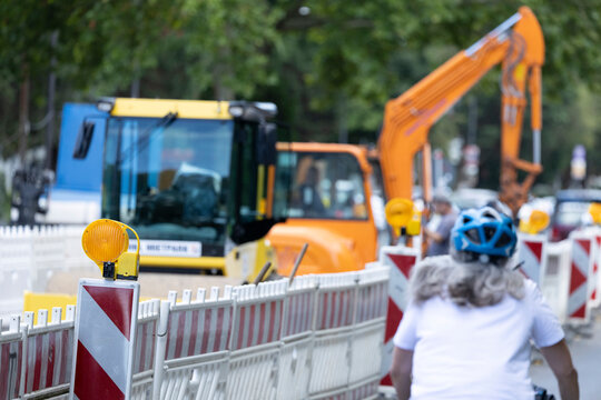 Bauarbeiten, Bauarbeiter arbeiten an einer Baustelle im Stra&szlig;enbau