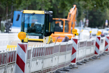 Bauarbeiten, Bauarbeiter arbeiten an einer Baustelle im Straßenbau