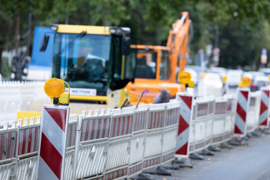 Bauarbeiten, Bauarbeiter arbeiten an einer Baustelle im Stra&szlig;enbau