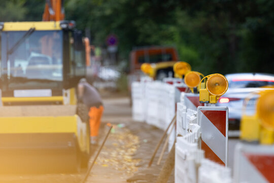 Bauarbeiten, Bauarbeiter arbeiten an einer Baustelle im Stra&szlig;enbau