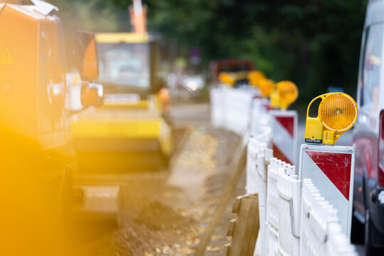 Bauarbeiten, Bauarbeiter arbeiten an einer Baustelle im Stra&szlig;enbau