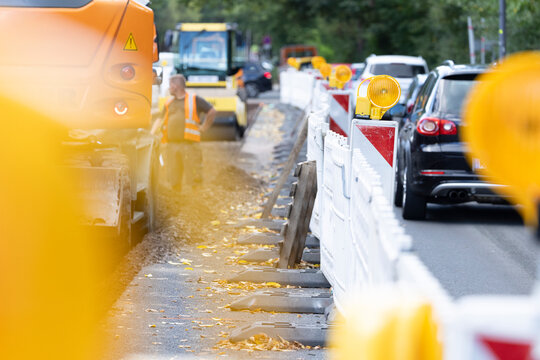 Bauarbeiten, Bauarbeiter arbeiten an einer Baustelle im Stra&szlig;enbau