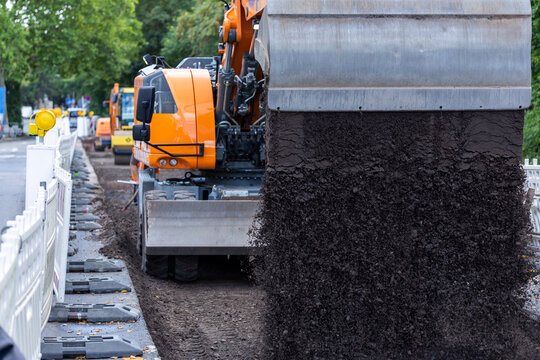 Bauarbeiten, Bauarbeiter arbeiten an einer Baustelle im Stra&szlig;enbau