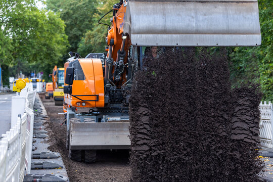 Bauarbeiten, Bauarbeiter arbeiten an einer Baustelle im Stra&szlig;enbau
