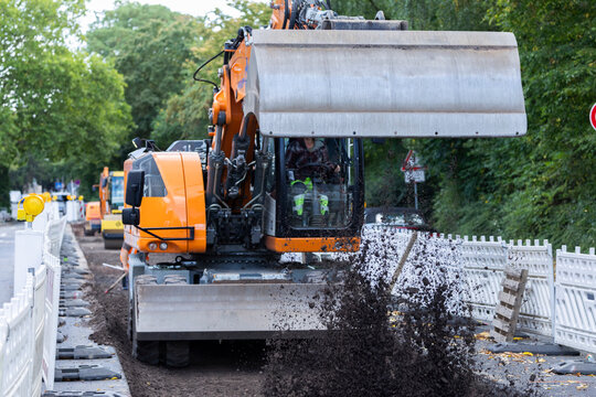 Bauarbeiten, Bauarbeiter arbeiten an einer Baustelle im Stra&szlig;enbau