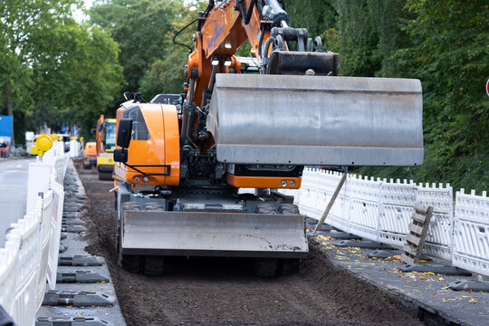 Bauarbeiten, Bauarbeiter arbeiten an einer Baustelle im Stra&szlig;enbau