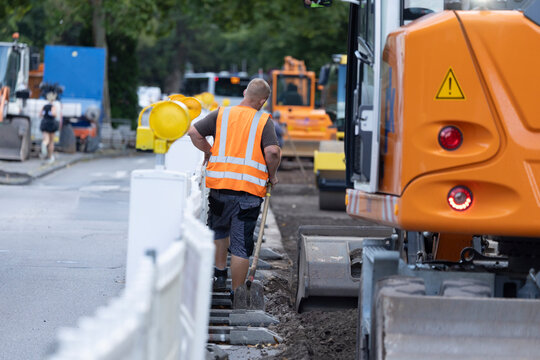 Bauarbeiten, Bauarbeiter arbeiten an einer Baustelle im Stra&szlig;enbau