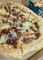 Vista de cerca de pedazos de pizza en caja de cartón 