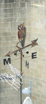 Veleta buho  de metal  en verde, amarillo y rojo y con medidor de viento