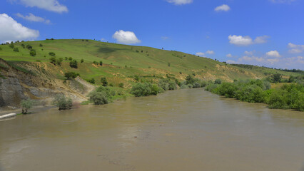El río Mures discurre por la zona de Ungheni, en Transilvania.
