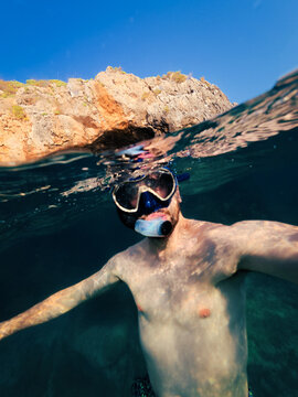 Selfie di ragazzo al mare con maschera e boccaglio