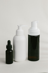 Dispensers and dropper bottles displaying pharmaceutical or cosmetic products