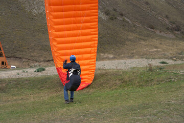 Paragliding. Landing technique. The pilot holds the wing at the moment of landing.