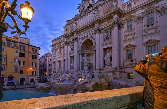  View on the Trevi Fountain at night. Rome, Italy 