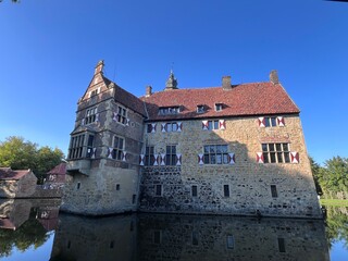 Naklejka premium Castle on water Fischering, Ludinghausen, North Rhine Westphalia, Germany
