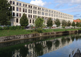 Langes weißes Gebäude an der Ljubljanica durchLjubljana