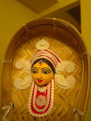 Obraz premium handcrafted wall hanging depicting the stylized face of Ma Durga, created for Durga Puja celebrations.