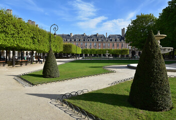 Place des Vosges en été à Paris. France