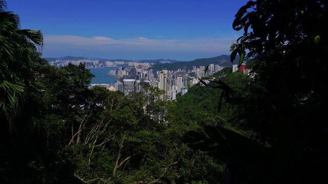 hongkong, blick vom stadtgebirge victoria peak auf die hk center-seite bei blauem himmel