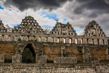 Fototapeta premium La Casa de las Palomas, Zona Arqueológica de Uxmal, Yucatán, México.