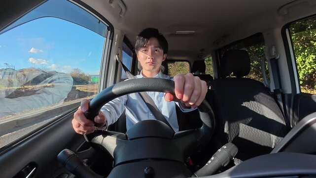ドライブする若い男性