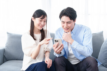 スマートフォンを使う若い男女