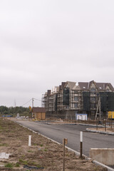 Obraz premium The ongoing development of modern buildings at the construction site is a vital task in progress. A construction site showcasing the ongoing development of modern residential buildings and facilities