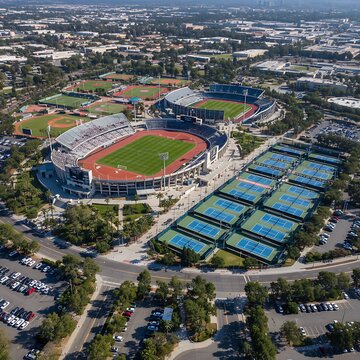 Vibrant University Campus for Education and Community Engagement: Perfect for Branding, Real Estate, and City Development Projects. Showcase School Pride et Athletic Excellence.