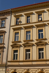 Obraz premium This is a remarkable building that features many windows and is topped with a striking red roof that adds character and charm