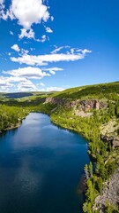 Obraz premium Scenic alpine lake under a partly cloudy sky