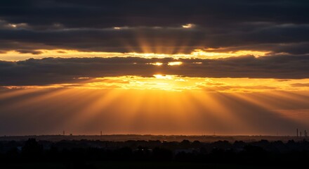 黄金色夕日輝く雲間 穏やか風景 美しい光線. AI Generated