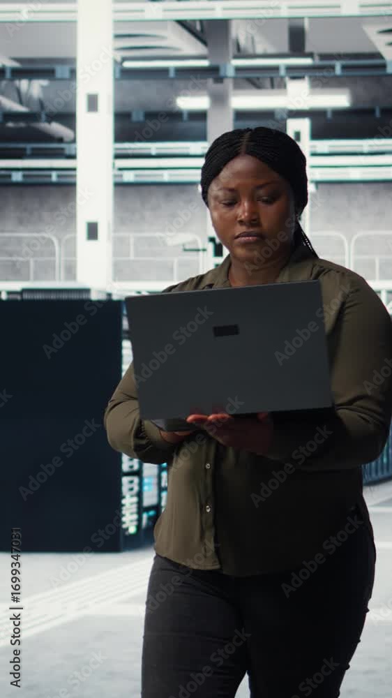 Aufkleber vertical video data center engineer using laptop to develop disaster recovery plans, minimizing down