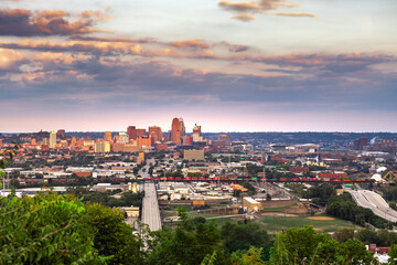 Fototapeta premium Cincinnati Ohio Skyline at Sunset with Ohio River and Bridges