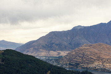 Obraz premium A view of the mountains and town around the lake Wakatipu of Queenstown in New Zealand, South Island