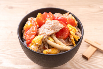 豚とトマトのたまご炒め丼