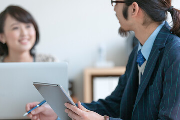 打ち合わせをするビジネスマンとビジネスウーマン 