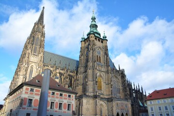 Fototapeta premium プラハ・聖ヴィート大聖堂の外観と青空