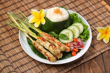 Sate Lilit is a variant of satay from Bali. This satay is made from pork, fish, chicken or beef, then mixed with grated coconut, coconut milk, lime, shallots and pepper.