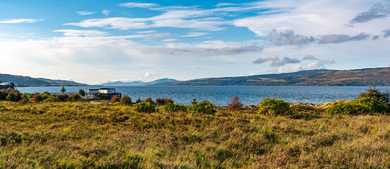 Gezeitenlandschaft bei Salen Bay, Isle of Mull – mit Tümpeln, sumpfigem Küstenvorland und Blick...