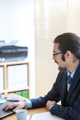 パソコンを操作するビジネスマン