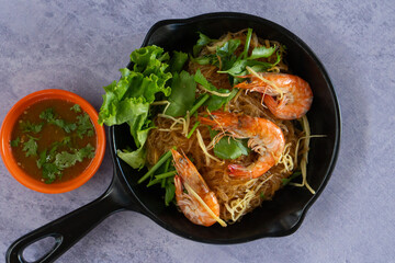 Casseroled shrimp with glass noodle