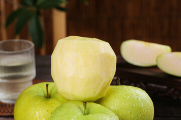 Fresh Green Apples from Xinjiang and Aomori - Sweet Imported Wanglin Variety with Water Droplets