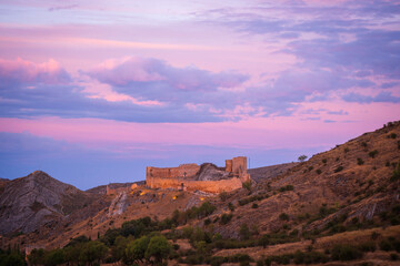 Fototapeta premium Castillo del Burgo de Osma en el atardecer con nubes rosas 
