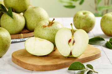 Fresh Green Apples from Shandong China on Wooden Board with Sliced Fruit