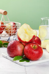 Fresh Red Zhaotong Apples from Yunnan Plateau with Morning Dew and Apple Juice